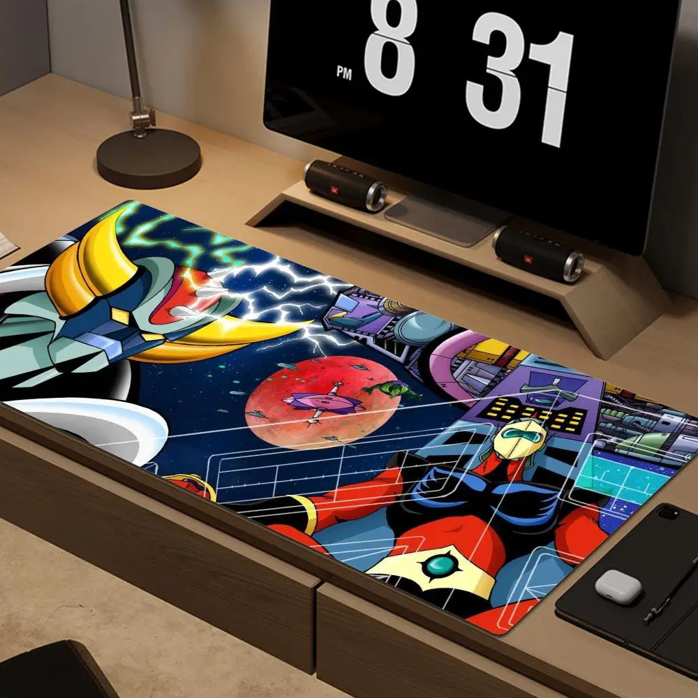 Tapis de souris rétro-futuriste avec robots et décor de planètes, posé sur un bureau en bois près d'une lampe
