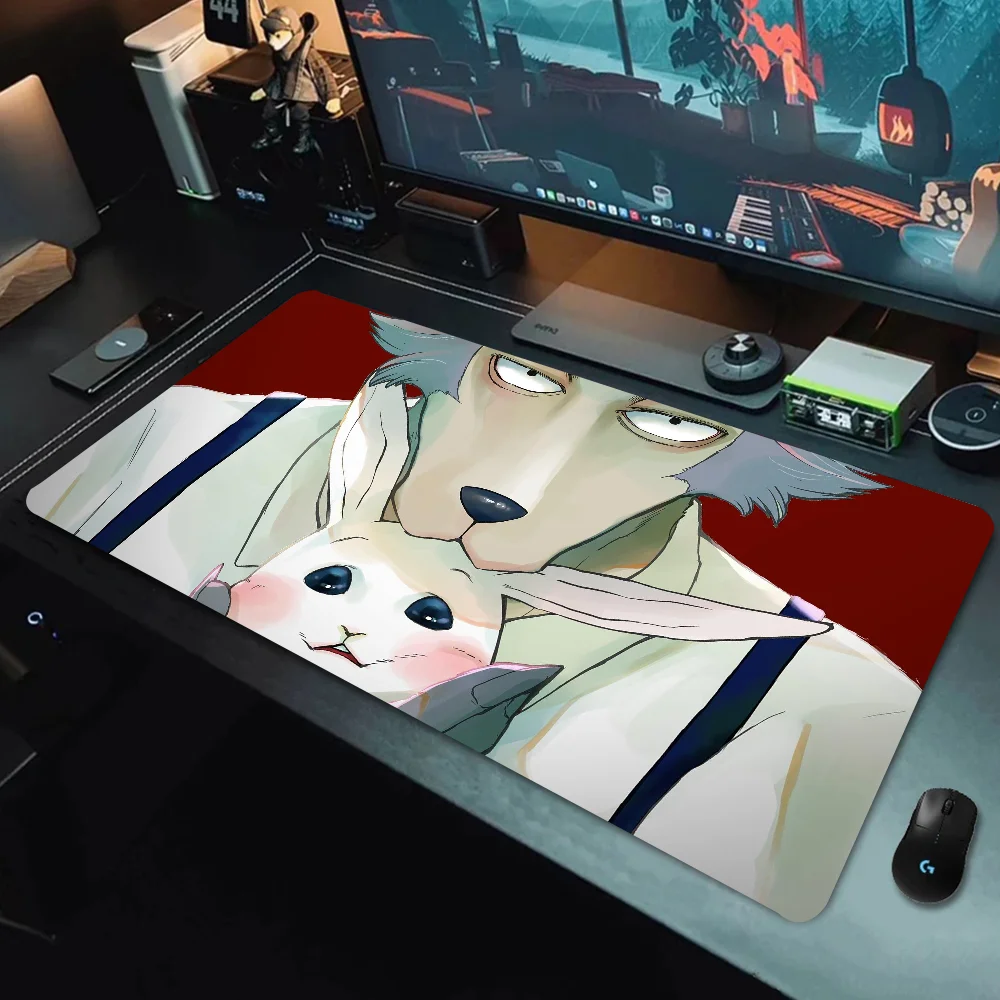 Tapis de souris illustré de style manga, avec un lapin et un personnage sur fond rouge, posé sur un bureau de jeu